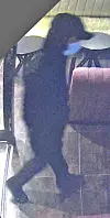 Einer der zwei mutmaßlichen Täter beim Betreten der Shisha-Bar.