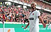 Elias Saad bejubelt sein Tor zum 3:0 mit ausgebreiteten Armen.