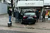 Der 77-jährige Fahrer kam kurz vor einem Café zum Stehen und krachte in die Außengastronomie.