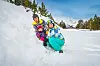 Eine Familie macht Skiurlaub in den Pyrenäen.