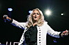 Bonnie Tyler bei einem Konzert.