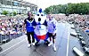 Neu-Stürmer Yussuf Poulsen, Maskottchen Dino Hermann und HSV-Trainer Merlin Polzin beim Volksparkfestival