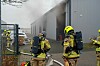 Feuerwehrleute mit Atemschutz bekämpfen das Feuer in Geesthacht bei Hamburg.