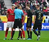 Freiburgs Nico Schlotterbeck weist Schiedsrichter Christian Dingert auf den Wechselfehler der Bayern um Thomas Müller und Joshua Kimmich (v.l.) hin.