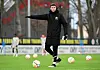 Fabian Hürzeler spricht bei seinen bisherigen Änderungen bei St. Pauli von „Kleinigkeiten“, die allerdings, auch gepaart mit Anpassungen bei fußballerischen Inhalten, nicht zu unterschätzen seien.