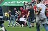 Wenig erfreut: Köln-Fans stürmen nach einer Niederlage gegen den VfL Wolfsburg den Platz um mit Jonas Hector den Einzug in das internationale Geschäft zu feiern