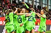 Die Spielerinnen des VfL Wolfsburg feiern den Einzug ins Pokalfinale