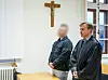 Der angeklagte Polizist (l) und Frank Kumpolt, Anwalt des Angeklagten, haben sich im Gerichtssaal erhoben.