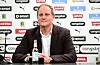 Oke Göttlich auf dem Podium des St. Pauli-Presseraums.