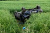 Das Auto landete auf dem Dach in einem Feld.