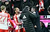 Union-Coach Nenad Bjelica (l.) verlor die Nerven und griff Leroy Sané ins Gesicht.