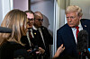 Donald Trump mit Reportern in der „Air Force One“.