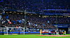 HSV-Fans jubeln im Volksparkstadion mit den Spielern