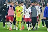 Bedient: Die HSV-Profis trotten nach dem 2:2 auf Schalke vom Platz.