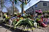 Blumen und Kerzen an einer Kreuzung