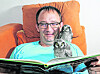 Die kleinen Eulen schauen Manuel Martens neugierig beim Lesen zu.