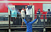 Statisten mimen randalierende Fußballfans während einer Übung auf einem Übungsbahnhof. (Archivbild)