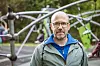 Heiko M. steht vor dem Klettergerüst des Spielplatzes.