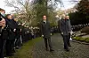 Bürgermeister Peter Tschentscher (m.) geht eine Runde um die Gedenkstätte. Mit dabei: Polizeipräsident Falk Schnabel (l.) und Staatsrat Thomas Schuster.