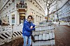 Alireza Delju (54) vor seinem Getränkeladen. Er wirft der Stadt vor, bei der Sperrung nicht an das Gewerbe gedacht zu haben.