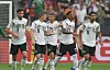 Toni Kroos diskutiert mit Thomas Müller.