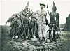 Ein Soldat der kaiserlichen Schutztruppe mit einem Herero-Krieger