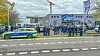 Polizisten stehen vor der Schule in Offenburg, an der ein 15-Jähriger einem Mitschüler in den Hinterkopf geschossen hat.