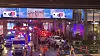 Krankenwagen warten vor einem Ausgang des Siam Paragon Einkaufszentrums, während die Kunden hinausstürmen.