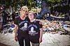 Tanja Först und Anette Petereit vor dem Volksparkstadion