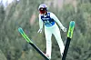 Eine Skispringerin springt von der Schanze