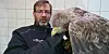 Schwanenvater Olaf Nieß kümmert sich um den verletzten Seeadler.
