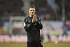 Florian Wirtz klatscht für die Fans von Leverkusen in der Bay-Arena