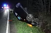 Glücklicherweise konnte sich der Fahrer selbstständig aus dem Wrack befreien.