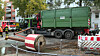 Die abgerissene Röhre verkeilte sich zwischen dem Führerhaus und der Ladefläche des Lkw. In der Folge wurde eine Frau schwer verletzt