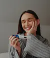 Influencerin Anna Wilken hält den Schwangerschaftstest in der Hand.