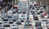 Dichter Verkehr fließt an einem Sonnabend Nachmittag auf der Ludwig-Erhard-Strasse, der zentralen Ost-West Achse durch Hamburgs Innenstadt.