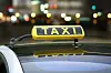 Taxi-Schild auf dem Dach eines Autos