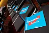 AfD-Fähnchen auf Stühlen