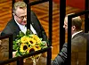 CDU-Mann Dennis Gladiator (l.) bekommt von seinem Fraktionskollegen Dennis Thering einen Geburtstagsgruß – durch die Corona-Schutzscheiben hindurch.