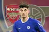 Kai Havertz im Chelsea-Trikot mit dem Arsenal-Wappen im Hintergrund.
