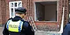 Ein Polizist sichert die Unfallstelle.