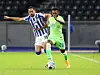 Die beiden Torschützen im Zweikampf: Matheus Cunha (l.) und Ridle Baku