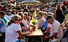 Gute Weine bei guter Gesellschaft: Das Winzerfest auf dem Spielbudenplatz hat viele Fans.