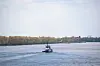 Ein Schlepper fährt auf der Elbe in Richtung Finkenwerder. (Archivfoto)