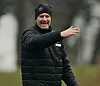 St. Pauli-Trainer Alexander Blessin gibt auf dem Trainingsplatz Anweisungen