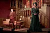 Schauspieler Janis Zaurins und Marina Zimmermann stehen in Kostümen auf der Bühne.