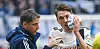 Nach seinem Jochbeinbruch im Spiel gegen den KSC wurde Adrian Fein (r.) von HSV-Physio Mario Reichertz vom Platz geführt.