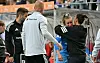 HSV-Trainerin Liése Brancão tröstet Torhüterin Laura Sieger