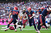 Sea-Devils-Quarterback Haire läuft von den Verteidigern von Rhein Fire weg.