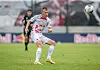 Lennart Johanns nimmt den Ball im Spiel an.